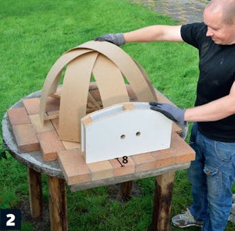 Ställ de två mallarna på bottenstenarna i murad pizzaugn Ställ de två mallarna på bottenstenarna i murad pizzaugn